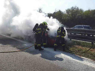 Hasiči zasahují na 207. kilometru dálnice D1 ve směru na Prahu u požáru osobního vozidla. Uhašen…