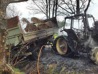 Tři jednotky hasičů zasahovaly u požáru traktoru v obci Ctětín, škody zanechal také na vozovce