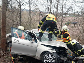 Mezi obcemi Hluboš a Trhové Dušníky došlo ke střetu dvou osobních vozidel, hasiči vyprošťovali řidiče