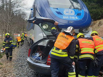 Po střetu osobního automobilu a vlaku v Nových Hamrech zůstal v automobilu zaklíněný člověk.…