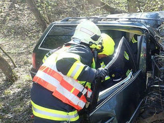 Těžká dopravní nehoda dvou osobních automobilů, u které hasiči museli vyprostit dvě zaklíněné osoby…