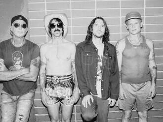 Hlavně nedělat věci jinak. Red Hot Chili Peppers se na nové desce hudebně obnažují