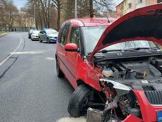 V krvi měl tři promile. Přesto sedl za volant a narazil do osvětlení