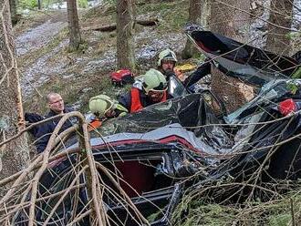 Řidič sjel u Božího Daru do příkopu. V bezvědomí ho našli po dlouhých hodinách