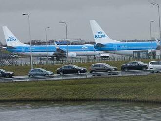 Přeplněné terminály. Neohlášená stávka způsobila na letišti Schiphol chaos