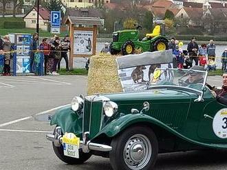 VIDEO: Noblesa historických vozů. Jižní Čechy hostily veteránskou rallye