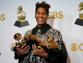 Ceny Grammy 2022 ovládol Jon Batiste a Silk Sonic, trúchliaca skupina Foo Fighters si po výhru neprišla  