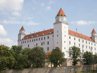 Bratislavský hrad nasvietia pri príležitosti výročia podpisu zmluvy o založení NATO