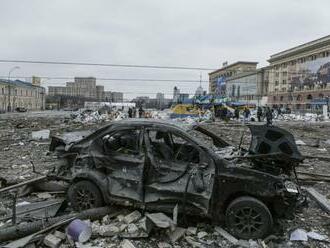 Rusi sa snažia Charkov zrovnať so zemou, intenzívne bombardujú obytné štvrte a vraždia civilistov