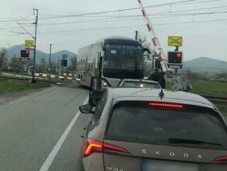 Autobus s 19 cestujúcimi zostal zakliesnený na železničnom priecestí, keď práve prichádzal vlak  