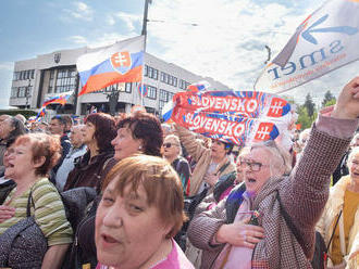 Stovky ľudí protestovali proti vydaniu Fica