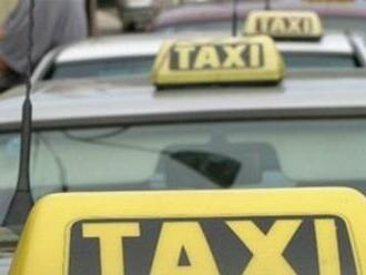 Recidivista si objednal taxík, zmlátil taxikára a ukradol mu auto