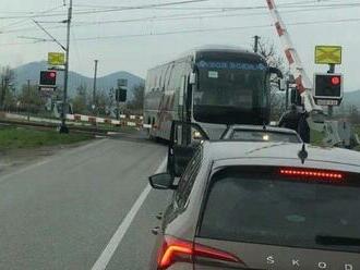 Autobus sa zabudol na železničnom priecestí. O život mohlo prísť 20 ľudí