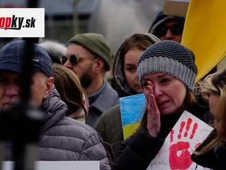 FOTOGALÉRIA Ďalší protest v Bratislave: Pri Prezidentskom paláci sa zhromaždili Rusi! Tvrdý odkaz Putinovi