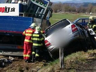 FOTO Tragická nehoda pri Slovenskej Ľupči: Vodič osobného auta neprežil zrážku s kamiónom