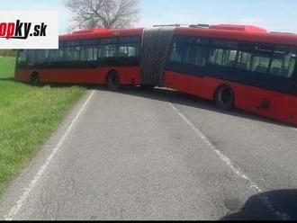 Vodiči, pozor! Medzi Rusovcami a Čunovom sa krížil autobus, cesta je neprejazdná