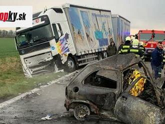 FOTO Na Záhorí došlo k tragickej nehode: Auto zachvátili plamene, jedna osoba neprežila