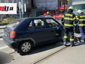 Tragická nehoda v Košiciach: Zrážku auta s električkou neprežil starší vodič  