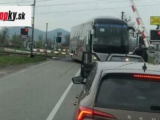 Toto sa mohlo skončiť obrovskou tragédiou! Vodič autobusu ignoroval signalizáciu: Hrozila zrážka s vlakom