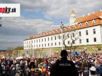 Pred parlamentom sa opäť PROTESTUJE: Zišli sa tam podporovatelia Fica, Kaliňák poslal odkaz z väzby