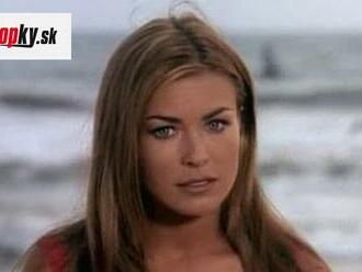 25 rokov po seriáli Baywatch: Carmen Electra opäť v ikonických červených plavkách!