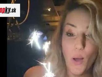 VIDEO Prsia blondínky spôsobili v reštaurácii rozruch: Jednu zákazníčku tak vytočili, že posunula stôl