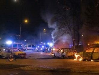 Pri protestoch proti krajnej pravici sa zranilo 40 ľudí: Demonštranti sa pokúsili zabiť policajta