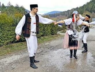 Veľkonočný pondelok konečne v znamení tradícií: Takto si Slovensko užilo oblievačku a šibačku!