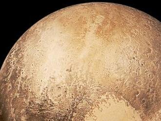 Pluto odhaľuje svoje tajomstvá