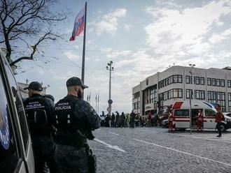 Pred budovou národnej rady sa koná protest: Roberta Fica prišli podporiť stovky Slovákov