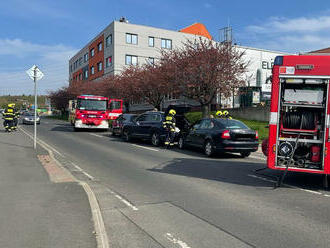 V ulici Ústecká zasahují pražští hasiči společně se ZZS u dopravní nehody tří osobních automobilů.…