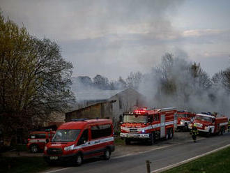 Ve Vlásence zasahuje devět hasičských jednotek u požár skladovací haly