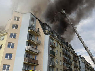 Při požáru bytu na pražském Chodově byl vyhlášen druhý stupeň poplachu, plameny se dostaly na střechu