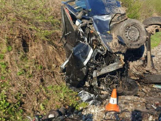 U Černého Dubu zemřel po střetu osobního vozidla a vlaku řidič, byl vymrštěn z auta