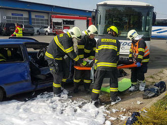 Záchranu u vážné dopravní nehody autobusu, osobního vozidla a skupinky chodců nacvičovaly složky IZS v Třebíči