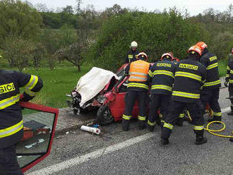 Ke střetu osobního automobilu s kamionem vyjížděli hasiči na silnici 43 u Letovic