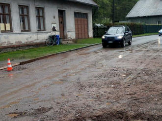 Profesionální jednotka hasičů z Trutnova a JSDH Úpice byly vyslány do katastru obce Suchovršice,…