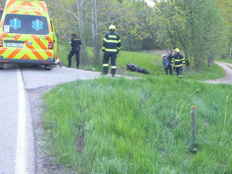 Profesionální hasiči z Nové Paky vyjeli odpoledne k motorkáři, který havaroval na silnici mezi…