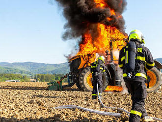 V Horních Tošanovicích zničily plameny traktor pracující na poli, škoda je odhadována na pět milionů korun