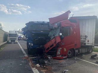 Dopravní nehoda tří nákladních automobilů uzavřela plzeňskou dálnici u Králova Dvora na Berounsku