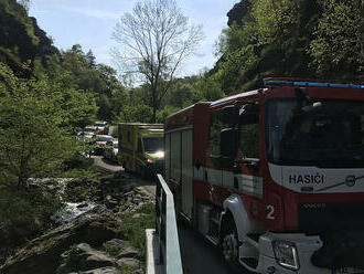 Pražští hasiči společně s Policií ČR a ZZS zasahují u pádu osoby ze skály v Divoké Šárce.