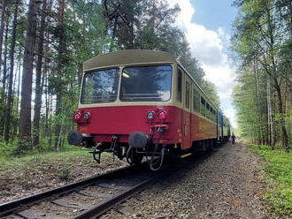 U obce Bechyňská Smoleč najel osobní vlak do spadlého stromu na kolejích. Ve vlaku cestovalo 25…