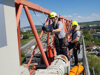 Stavební jeřáb v Otrokovicích posloužil zlínským hasičů lezcům k výcviku