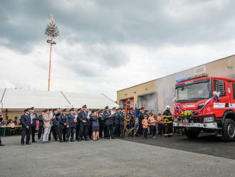 Hasiči z Poběžovic slavnostně přivítali novou cisternu Scania z dílen firmy KOBIT – THZ, Liazka odjela do vedlejší obce