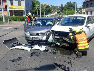 VE Zlíně se střetla dvě osobní vozidla, událost si vyžádala zranění