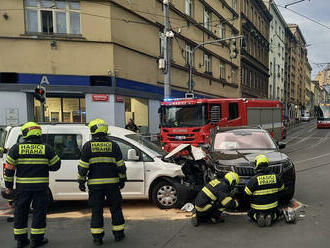 V ulici Francouzská zasahují pražští u dopravní nehody dvou osobních automobilů. Zraněné osoby jsme…