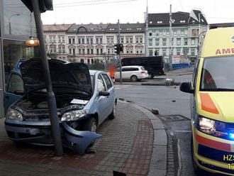 Na křižovatce ulic Borská a Klatovská v Plzni naboural osobní automobil do semaforu. Jedna lehce…