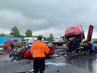 Tři jednotky hasičů zasahují u vážné dopravní nehody kamionu a tří osobních vozidel na dálnici D1.…