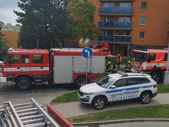 Několik osob se nadýchalo kouře při požáru ve dvanáctém patře bytového domu v Chodově