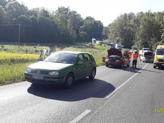 Na silnici 22 nedaleko Smolovského rybníku na Domažlicku havarovala tři osobní vozidla. Tři zraněné…